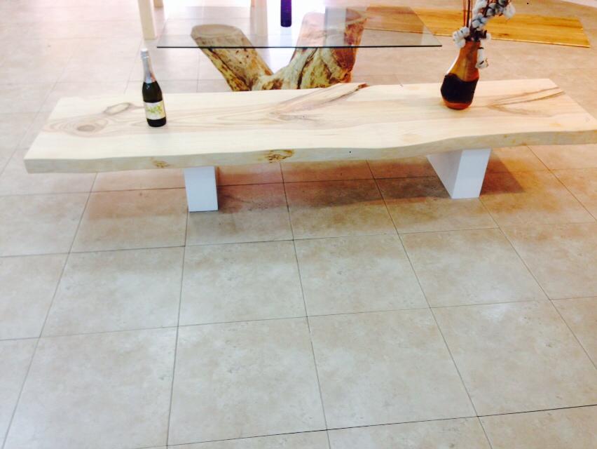 ריהוט מעץ מלא במנסרת העצים של א.צ.ג'רבי