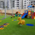 למה חשוב להתקין משטחי גומי לבטיחות בסביבת מתקני משחק לילדים?
